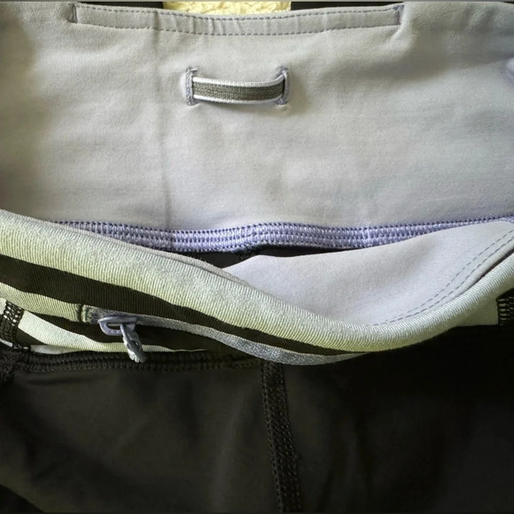 Lululemon 4 Black Sea Striped printed cropped leggings. Luxtreme Circle Mesh. - Picture 14 of 15